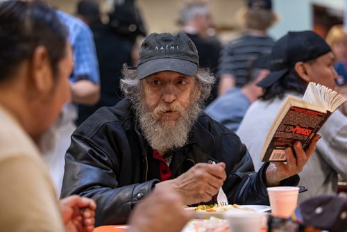 SASHA SEFTER / WINNIPEG FREE PRESS
The Siloam Mission hosts the annual Easter meal for those experiencing poverty and homelessness in Winnipeg.
190422 - Monday, April 22, 2019.