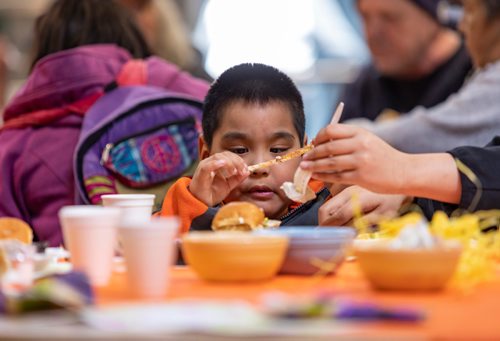 SASHA SEFTER / WINNIPEG FREE PRESS
The Siloam Mission hosts the annual Easter meal for those experiencing poverty and homelessness in Winnipeg.
190422 - Monday, April 22, 2019.