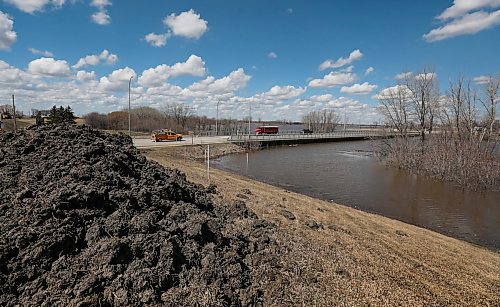 RUTH BONNEVILLE / WINNIPEG FREE PRESS 


LOCAL - Flooding story near Morris Mb. 

Vehicles drive over the Morris River into the town of Morris as a mound of dirt is piled on the dike if needed to block water in the event of the river rising when the Red River Crests.  

See Kevin Rollason's story.


April 22, 2019