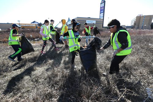 RUTH BONNEVILLE / WINNIPEG FREE PRESS 


Standup Earth Day cleanup

Clifton School patrollers clean up trash along Omands Creek next to Empress Street as part of a CAA Earth Day event Monday.




April 22, 2019