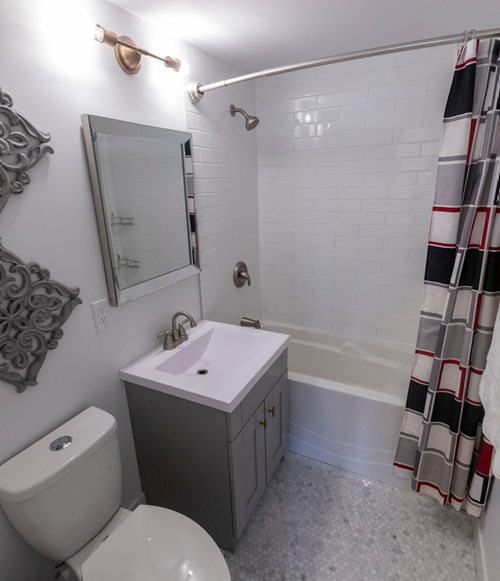 SASHA SEFTER / WINNIPEG FREE PRESS
The second floor bathroom of 313 Guildford Street in Winnipeg's Deer Lodge neighbourhood.
190422 - Monday, April 22, 2019.