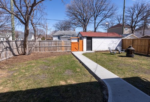 SASHA SEFTER / WINNIPEG FREE PRESS
The backyard of 313 Guildford Street in Winnipeg's Deer Lodge neighbourhood.
190422 - Monday, April 22, 2019.