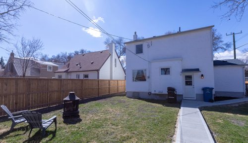 SASHA SEFTER / WINNIPEG FREE PRESS
The backyard of 313 Guildford Street in Winnipeg's Deer Lodge neighbourhood.
190422 - Monday, April 22, 2019.