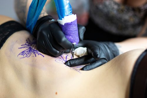 MIKAELA MACKENZIE/WINNIPEG FREE PRESS
Tattoo artist Tesia Rhind tattoos Rae Bone at her tattoo parlour, Red Ronin, in Winnipeg on Tuesday, April 23, 2019. 
Winnipeg Free Press 2019