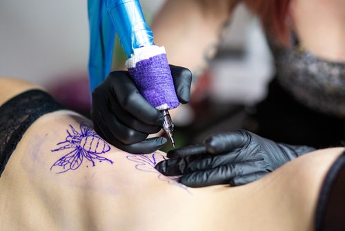 MIKAELA MACKENZIE/WINNIPEG FREE PRESS
Tattoo artist Tesia Rhind tattoos Rae Bone at her tattoo parlour, Red Ronin, in Winnipeg on Tuesday, April 23, 2019. 
Winnipeg Free Press 2019