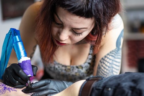 MIKAELA MACKENZIE/WINNIPEG FREE PRESS
Tattoo artist Tesia Rhind tattoos Rae Bone at her tattoo parlour, Red Ronin, in Winnipeg on Tuesday, April 23, 2019. 
Winnipeg Free Press 2019