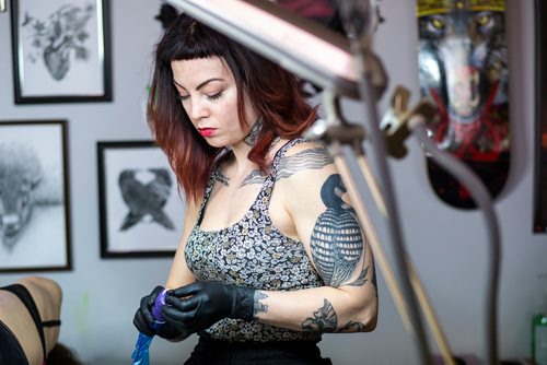 MIKAELA MACKENZIE/WINNIPEG FREE PRESS
Tattoo artist Tesia Rhind prepares to tattoo at her tattoo parlour, Red Ronin, in Winnipeg on Tuesday, April 23, 2019. 
Winnipeg Free Press 2019