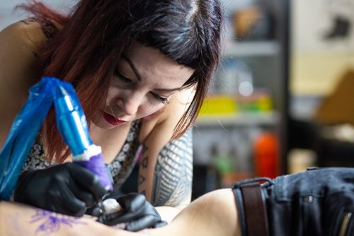 MIKAELA MACKENZIE/WINNIPEG FREE PRESS
Tattoo artist Tesia Rhind tattoos Rae Bone at her tattoo parlour, Red Ronin, in Winnipeg on Tuesday, April 23, 2019. 
Winnipeg Free Press 2019