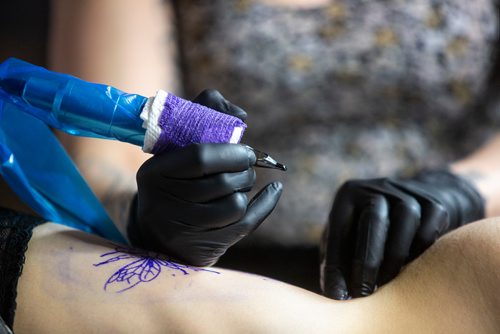 MIKAELA MACKENZIE/WINNIPEG FREE PRESS
Tattoo artist Tesia Rhind tattoos Rae Bone at her tattoo parlour, Red Ronin, in Winnipeg on Tuesday, April 23, 2019. 
Winnipeg Free Press 2019