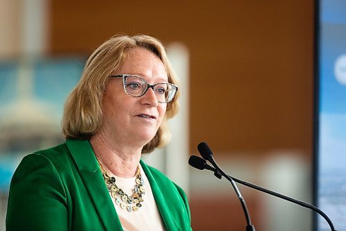 MIKAELA MACKENZIE/WINNIPEG FREE PRESS
Catherine Kloepfer, senior vice-president of corporate services & chief financial officer, speaks at the Winnipeg Airports Authority annual meeting at the Winnipeg James Armstrong Richardson International Airport in Winnipeg on Wednesday, April 24, 2019. For Martin Cash story.
Winnipeg Free Press 2019