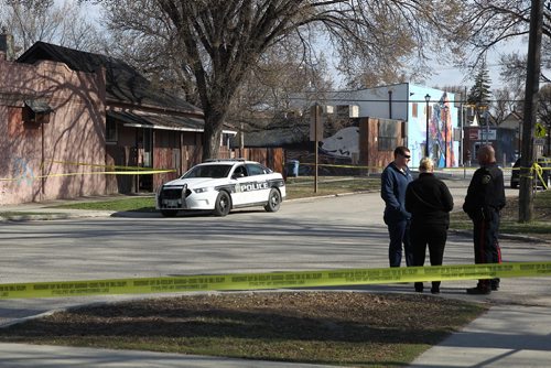MIKE DEAL / WINNIPEG FREE PRESS
Winnipeg Police at the scene of Powers Street and Flora Avenue Thursday morning. A woman was found stabbed at a home in the 400 block of Flora Avenue and taken to hospital in critical condition late Wednesday night.
190425 - Thursday, April 25, 2019