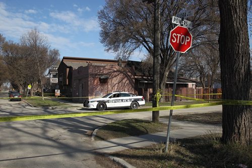 MIKE DEAL / WINNIPEG FREE PRESS
Winnipeg Police at the scene of Powers Street and Flora Avenue Thursday morning. A woman was found stabbed at a home in the 400 block of Flora Avenue and taken to hospital in critical condition late Wednesday night.
190425 - Thursday, April 25, 2019