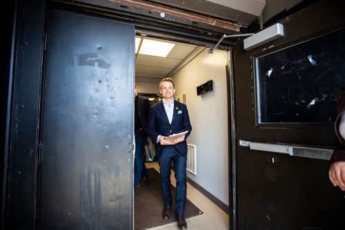 MIKAELA MACKENZIE/WINNIPEG FREE PRESS
Indigenous Services minister Seamus O'Regan leaves Tina's Safe Haven after discussing Jordan's Principle funding as part of the 2019 budget in Winnipeg on Thursday, April 25, 2019. For Dan Lett story.
Winnipeg Free Press 2019