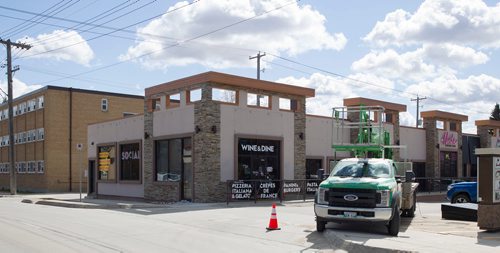 MIKE DEAL / WINNIPEG FREE PRESS
The signage at Bermax is being taken down Friday just over a week after the restaurant was closed because of a hate crime which the owners are now being accused of fabricating.
190426 - Friday, April 26, 2019.