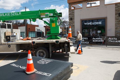 MIKE DEAL / WINNIPEG FREE PRESS
The signage at Bermax is being taken down Friday just over a week after the restaurant was closed because of a hate crime which the owners are now being accused of fabricating.
190426 - Friday, April 26, 2019.