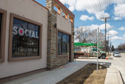 MIKE DEAL / WINNIPEG FREE PRESS
The signage at Bermax is being taken down Friday just over a week after the restaurant was closed because of a hate crime which the owners are now being accused of fabricating.
190426 - Friday, April 26, 2019.