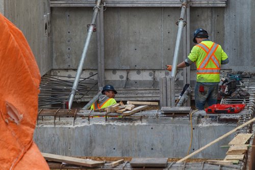 MIKE DEAL / WINNIPEG FREE PRESS
RRC are working with Akman Construction on community outreach during the on-going construction of the RRC Innovation Centre.
Shayne Fiddler (left) and Curtis James (right) on the work site working for Atman Construction.
190426 - Friday, April 26, 2019.
