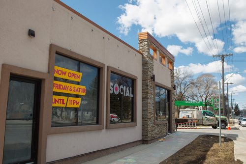 MIKE DEAL / WINNIPEG FREE PRESS
The signage at Bermax is being taken down Friday just over a week after the restaurant was closed because of a hate crime which the owners are now being accused of fabricating.
190426 - Friday, April 26, 2019.