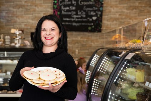 MIKAELA MACKENZIE/WINNIPEG FREE PRESS
Linda Peters, operations manager, poses for a portrait with Imperial cookies at Goodies Bake Shop in Winnipeg on Thursday, April 25, 2019. For Dave Sanderson story.
Winnipeg Free Press 2019