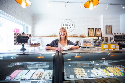 MIKAELA MACKENZIE/WINNIPEG FREE PRESS
Belinda Bigold, owner of High Tea, poses for a portrait with her Imperial cookies in Winnipeg on Thursday, April 25, 2019. For Dave Sanderson story.
Winnipeg Free Press 2019