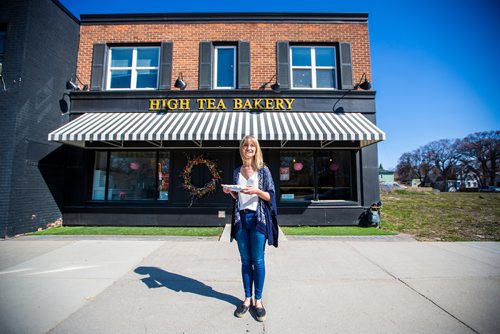 MIKAELA MACKENZIE/WINNIPEG FREE PRESS
Belinda Bigold, owner of High Tea, poses for a portrait with her Imperial cookies in Winnipeg on Thursday, April 25, 2019. For Dave Sanderson story.
Winnipeg Free Press 2019