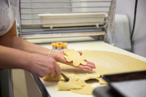 MIKAELA MACKENZIE/WINNIPEG FREE PRESS
Elisabeth Cisma, production manager, makes Imperial cookies at Goodies Bake Shop in Winnipeg on Thursday, April 25, 2019. For Dave Sanderson story.
Winnipeg Free Press 2019