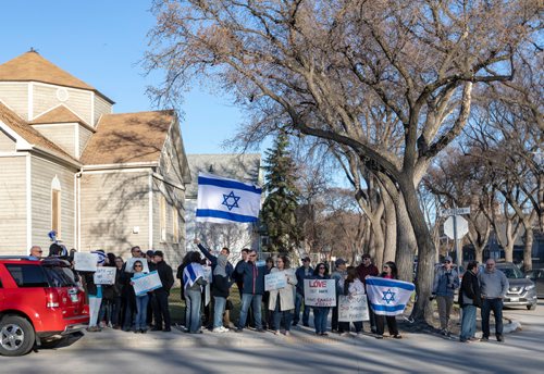 SASHA SEFTER / WINNIPEG FREE PRESS
A group of protesters gather outside of the Sorry Not Sorry event put on by the Social Planning Council of Winnipeg and the Canadian Muslim Women's Institute held at The Ukranian Labour Temple in Winnipeg.
190426 - Friday, April 26, 2019.