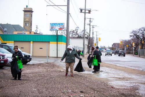 MIKAELA MACKENZIE/WINNIPEG FREE PRESS
Winnipeg BIZ's 14th annual Earth Day Cleanup on Higgins Avenue in Winnipeg on Monday, April 29, 2019. 
Winnipeg Free Press 2019