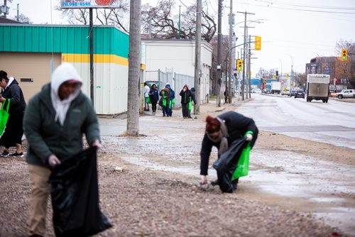 MIKAELA MACKENZIE/WINNIPEG FREE PRESS
Winnipeg BIZ's 14th annual Earth Day Cleanup on Higgins Avenue in Winnipeg on Monday, April 29, 2019. 
Winnipeg Free Press 2019