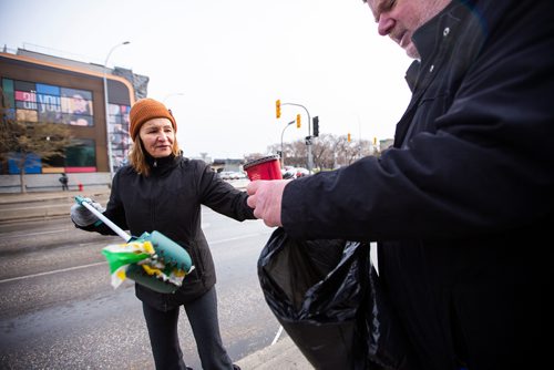 MIKAELA MACKENZIE/WINNIPEG FREE PRESS
Cheryl Roney picks up garbage with columnist Doug Speirs at Winnipeg BIZ's 14th annual Earth Day Cleanup in Winnipeg on Monday, April 29, 2019. For Doug Speirs story.
Winnipeg Free Press 2019