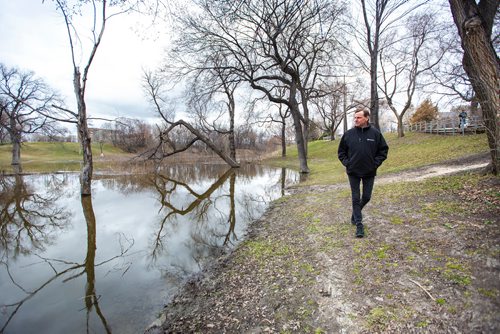 MIKAELA MACKENZIE/WINNIPEG FREE PRESS
Colin Foran takes a look at the flooded Omand's Creek bridge in Wolseley in Winnipeg on Monday, April 29, 2019. 
Winnipeg Free Press 2019