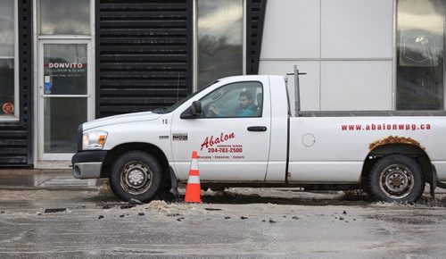 MIKE DEAL / WINNIPEG FREE PRESS
City crews deal with a water main break in the middle of Arlington Street close to Pacific Avenue Tuesday morning. 
190430 - Tuesday, April 30, 2019