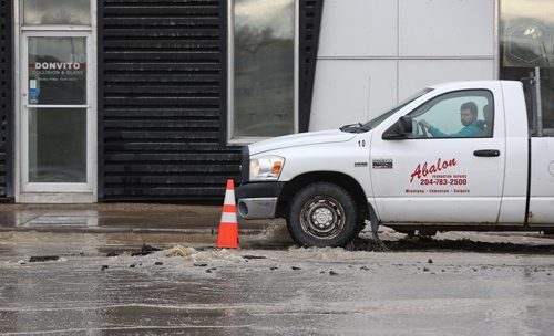 MIKE DEAL / WINNIPEG FREE PRESS
City crews deal with a water main break in the middle of Arlington Street close to Pacific Avenue Tuesday morning. 
190430 - Tuesday, April 30, 2019