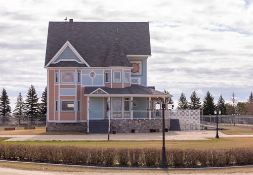 SASHA SEFTER / WINNIPEG FREE PRESS
The Exterior and front lawn of 51037 Heatherdale Road a home 25 kilometres southeast of Winnipeg in Lorette.
190430 - Tuesday, April 30, 2019.