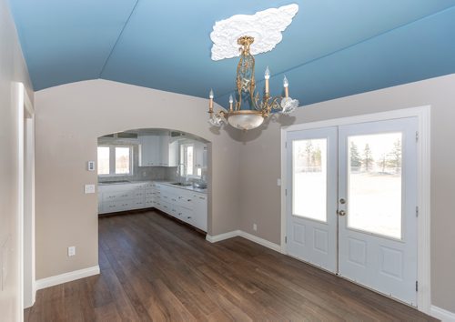 SASHA SEFTER / WINNIPEG FREE PRESS
The dining room of 51037 Heatherdale Road a home 25 kilometres southeast of Winnipeg in Lorette.
190430 - Tuesday, April 30, 2019.