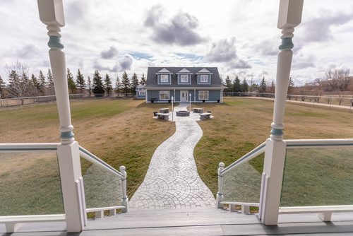 SASHA SEFTER / WINNIPEG FREE PRESS
A view of the garage from the back deck of 51037 Heatherdale Road a home 25 kilometres southeast of Winnipeg in Lorette.
190430 - Tuesday, April 30, 2019.