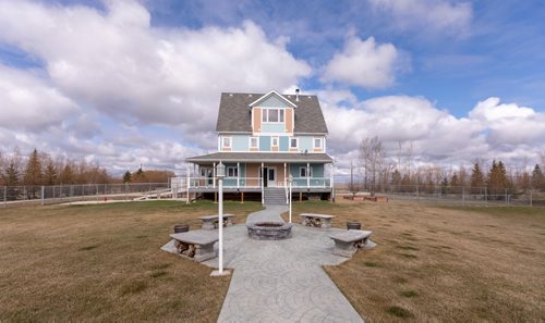 SASHA SEFTER / WINNIPEG FREE PRESS
The backyard of 51037 Heatherdale Road a home 25 kilometres southeast of Winnipeg in Lorette.
190430 - Tuesday, April 30, 2019.