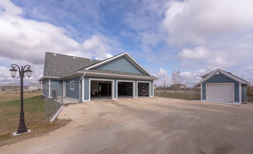 SASHA SEFTER / WINNIPEG FREE PRESS
The garage of 51037 Heatherdale Road a home 25 kilometres southeast of Winnipeg in Lorette.
190430 - Tuesday, April 30, 2019.