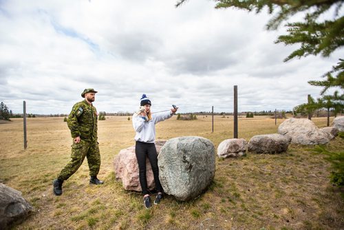 MIKAELA MACKENZIE/WINNIPEG FREE PRESS
Isabel Baranoski, a grade 11 student from École Edward Schreyer, learns map and compass skills with team lead James Zubriski of the 38 Canadian Brigade Group Signallers at Bird's Hill Park on Tuesday, April 30, 2019. Standup.
Winnipeg Free Press 2019