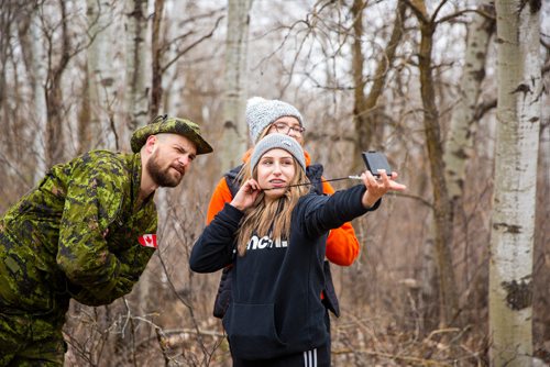 MIKAELA MACKENZIE/WINNIPEG FREE PRESS
Brittany Carmichael, a grade 11 student from École Edward Schreyer, learns map and compass skills with team lead James Zubriski of the 38 Canadian Brigade Group Signaller (left) and fellow classmate Julia Millan at at Bird's Hill Park on Tuesday, April 30, 2019. Standup.
Winnipeg Free Press 2019