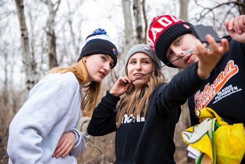 MIKAELA MACKENZIE/WINNIPEG FREE PRESS
Grade 11 students Isabel Baranoski (left), Brittany Carmichael, and Jenna Szajewski from École Edward Schreyer learn map and compass skills with the 38 Canadian Brigade Group Signallers at Bird's Hill Park on Tuesday, April 30, 2019. Standup.
Winnipeg Free Press 2019