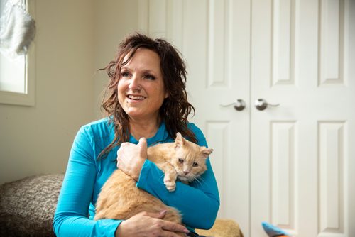 MIKAELA MACKENZIE/WINNIPEG FREE PRESS
Dale, a street cat who was saved by a number of people working together to socialize him to be the affectionate and approachable cat he is now, and his foster mom Brenda Meyer in St. Andrews on Tuesday, April 30, 2019. For Ashley Prest story.
Winnipeg Free Press 2019