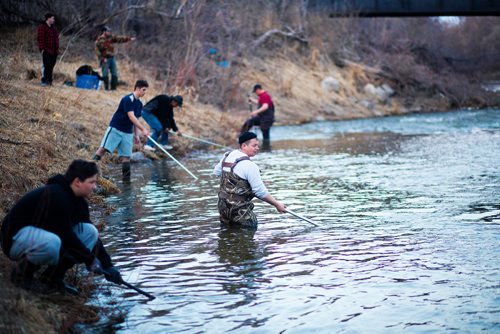 MIKAELA MACKENZIE/WINNIPEG FREE PRESS
Sucker fishing in Westbourne, Manitoba on Monday, April 22, 2019. 
Winnipeg Free Press 2019