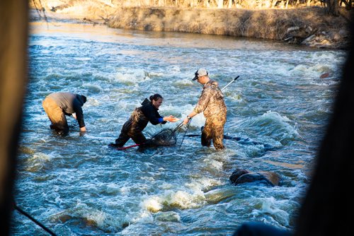 MIKAELA MACKENZIE/WINNIPEG FREE PRESS
Mikaela MacKenzie and David sucker fish on the Whitemud river near Westbourne, Manitoba on Thursday, April 18, 2019. 
Winnipeg Free Press 2019