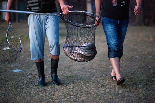 MIKAELA MACKENZIE/WINNIPEG FREE PRESS
People haul their catch back after sucker fishing in Westbourne, Manitoba on Monday, April 22, 2019. 
Winnipeg Free Press 2019