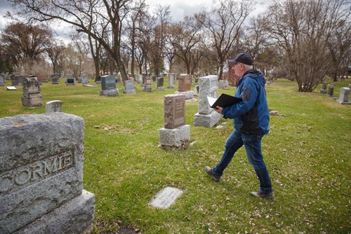 MIKE DEAL / WINNIPEG FREE PRESS
Paul Moist, past president of CUPE, Brookside Cemetery tour coordinator, does tours of the cemetery, focusing on 14 people from the strike demonstration, who are buried at Brookside.
190430 - Tuesday, April 30, 2019.

see Jessica Botelho-Urbanski story