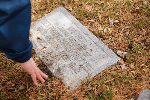MIKE DEAL / WINNIPEG FREE PRESS
The headstone for Gertrude Mary Puttee.
Paul Moist, past president of CUPE, Brookside Cemetery tour coordinator, does tours of the cemetery, focusing on 14 people from the strike demonstration, who are buried at Brookside.
190430 - Tuesday, April 30, 2019.

see Jessica Botelho-Urbanski story