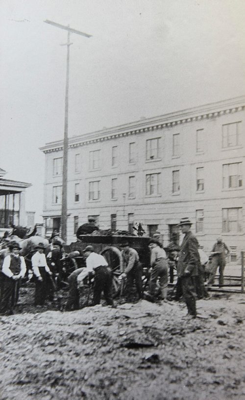 
Images from the AUUC-WBA Archives of the Ukrainian Labour Temple construction in 1918.
Foundations were dug manually; horse and wagons were used to cart away excavated material. Building in background is a former bag factory (now demolished).
190430 - Tuesday, April 30, 2019.