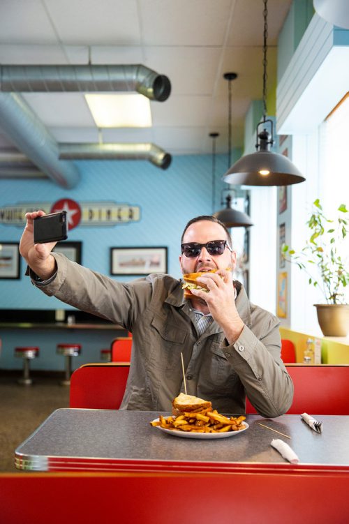 MIKAELA MACKENZIE/WINNIPEG FREE PRESS
Carew Duffy, also known as Sandwiches & Selfies on instagram, takes a signature selfie with a sandwich at the White Star Diner in Winnipeg on Wednesday, May 1, 2019. For Dave Sanderson story.
Winnipeg Free Press 2019