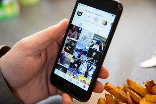 MIKAELA MACKENZIE/WINNIPEG FREE PRESS
Carew Duffy, also known as Sandwiches & Selfies on instagram, scrolls through his instagram account at the White Star Diner in Winnipeg on Wednesday, May 1, 2019. For Dave Sanderson story.
Winnipeg Free Press 2019